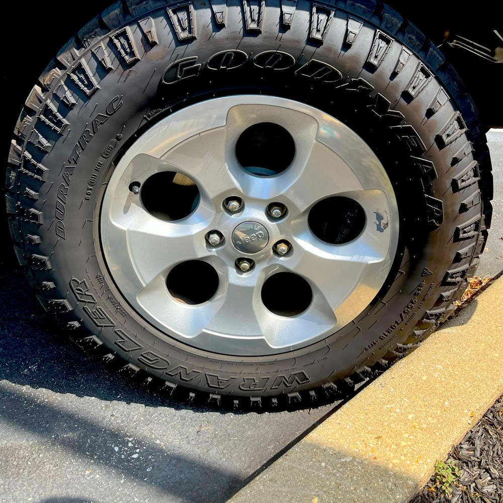 5 Mud & Snow Tires for Jeep Wrangler have plenty of life left 265/70R18